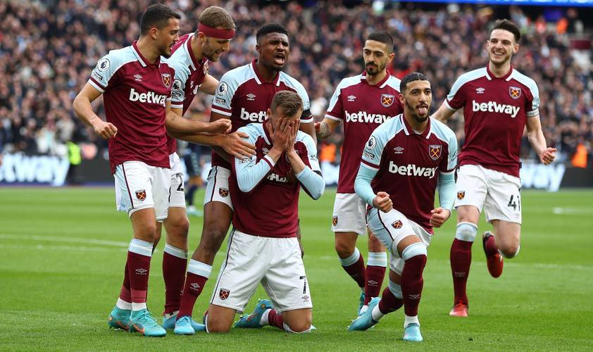 湖人三节落后鹈鹕7分，墨菲单节20分砍34分